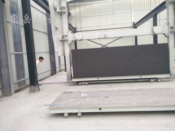 加氣混凝土砌塊設(shè)備吊具用于去皮后的成型坯體搬運至預(yù)養(yǎng)區(qū)